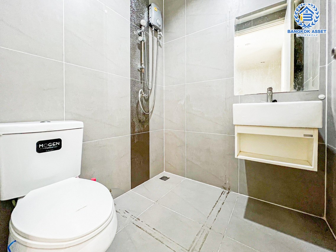 *****ทาวน์เฮ้าส์มือสองกรุงเทพ โครงการ แฮปปี้วิลล์ ดอนเเมือง เนื้อที่ 17.90 ตร.ว. พื้นที่ใช้สอย 115 ตร.ม. ฟังก์ชัน 3 ห้องนอน 2 ห้องน้ำ 1 ที่จอดรถ ต่อเติมครัว และโรงจอดรถเรียบร้อย แถมฟรี! 4 เครื่องปรับอากาศ บนทำเลเดินทางสะดวก เชื่อมต่อถนนสรงประภา, ถนนวิภาวดีรังสิต ใกล้รถไฟฟ้าสายสีแดง "สถานีดอนเมือง" จองเลย!