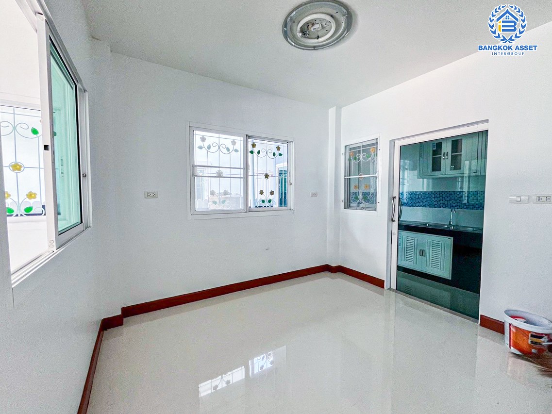 บ้านเดี่ยวมือสองนนทบุรี โครงการ รัชชา5 กาญจนาภิเษก เนื้อที่ 72.50 ตร.ว. พื้นที่ใช้สอย 180 ตร.ม. ฟังก์ชัน 3 ห้องนอน 3 ห้องน้ำ 2 ที่จอดรถ บ้านสภาพสวย พร้อมเข้าอยู่ บนทำเลแห่งการเดินทาง เชื่อมต่อถนนกาญจนาภิเษก, ถนนรัตนาธิเบศร์, ถนนราชพฤกษ์ ใกล้รถไฟฟ้าสายสีม่วง "สถานีตลาดบางใหญ่"