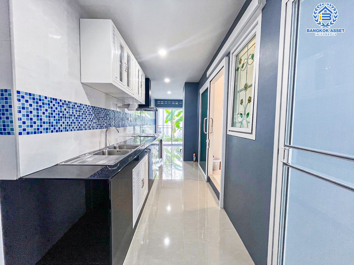 บ้านเดี่ยวมือสองนนทบุรี โครงการ รัชชา5 กาญจนาภิเษก เนื้อที่ 72.50 ตร.ว. พื้นที่ใช้สอย 180 ตร.ม. ฟังก์ชัน 3 ห้องนอน 3 ห้องน้ำ 2 ที่จอดรถ บ้านสภาพสวย พร้อมเข้าอยู่ บนทำเลแห่งการเดินทาง เชื่อมต่อถนนกาญจนาภิเษก, ถนนรัตนาธิเบศร์, ถนนราชพฤกษ์ ใกล้รถไฟฟ้าสายสีม่วง "สถานีตลาดบางใหญ่"