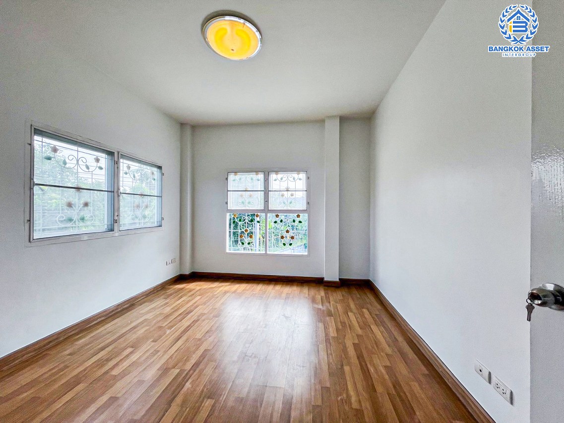 บ้านเดี่ยวมือสองนนทบุรี โครงการ รัชชา5 กาญจนาภิเษก เนื้อที่ 72.50 ตร.ว. พื้นที่ใช้สอย 180 ตร.ม. ฟังก์ชัน 3 ห้องนอน 3 ห้องน้ำ 2 ที่จอดรถ บ้านสภาพสวย พร้อมเข้าอยู่ บนทำเลแห่งการเดินทาง เชื่อมต่อถนนกาญจนาภิเษก, ถนนรัตนาธิเบศร์, ถนนราชพฤกษ์ ใกล้รถไฟฟ้าสายสีม่วง "สถานีตลาดบางใหญ่"