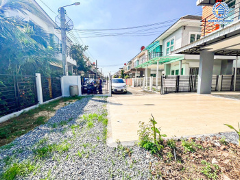 บ้านเดี่ยวมือสองนนทบุรี โครงการ รัชชา5 กาญจนาภิเษก เนื้อที่ 72.50 ตร.ว. พื้นที่ใช้สอย 180 ตร.ม. ฟังก์ชัน 3 ห้องนอน 3 ห้องน้ำ 2 ที่จอดรถ บ้านสภาพสวย พร้อมเข้าอยู่ บนทำเลแห่งการเดินทาง เชื่อมต่อถนนกาญจนาภิเษก, ถนนรัตนาธิเบศร์, ถนนราชพฤกษ์ ใกล้รถไฟฟ้าสายสีม่วง "สถานีตลาดบางใหญ่"