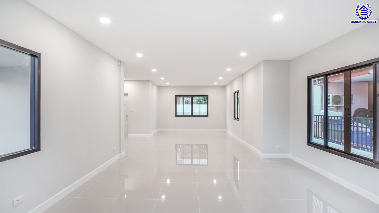 บ้านมือสองตกแต่งใหม่ โครงการ ชัยพฤกษ์ บางบัวทอง เนื้อที่ 82.4 ตร.ว. พื้นที่ใช้สอย 254.31 ตร.ม. ฟังก์ชัน 3 ห้องนอน 3 ห้องน้ำ จอดรถได้ 2 คัน พร้อม Facilities โครงการครบครัน ทำเลติดถนนบางกรวย-ไทรน้อย เชื่อมต่อถนนกาญจนาภิเษก ใกล้เซ็นทรัลเวสต์เกต และรถไฟฟ้าสายสีม่วง "สถานีบางพลู"