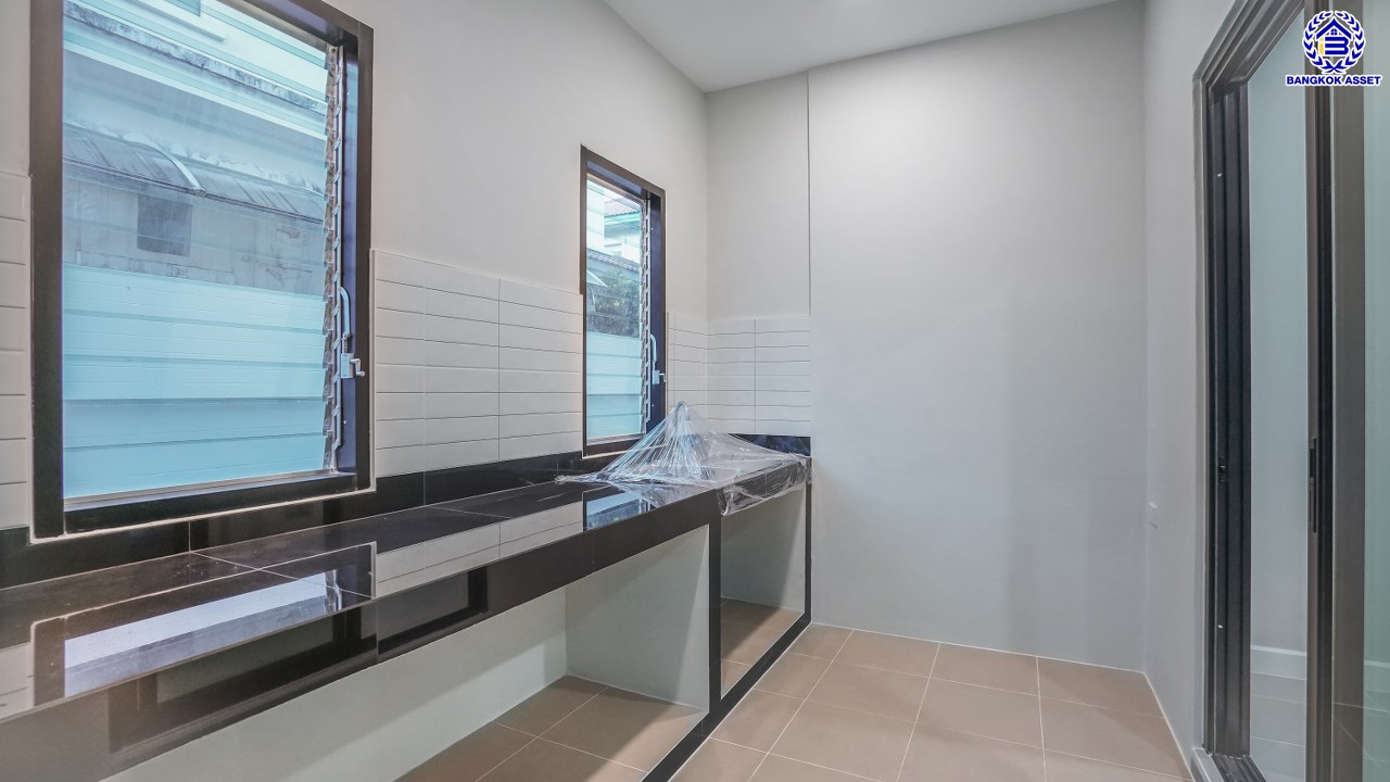 บ้านมือสองตกแต่งใหม่ โครงการ ชัยพฤกษ์ บางบัวทอง เนื้อที่ 82.4 ตร.ว. พื้นที่ใช้สอย 254.31 ตร.ม. ฟังก์ชัน 3 ห้องนอน 3 ห้องน้ำ จอดรถได้ 2 คัน พร้อม Facilities โครงการครบครัน ทำเลติดถนนบางกรวย-ไทรน้อย เชื่อมต่อถนนกาญจนาภิเษก ใกล้เซ็นทรัลเวสต์เกต และรถไฟฟ้าสายสีม่วง "สถานีบางพลู"