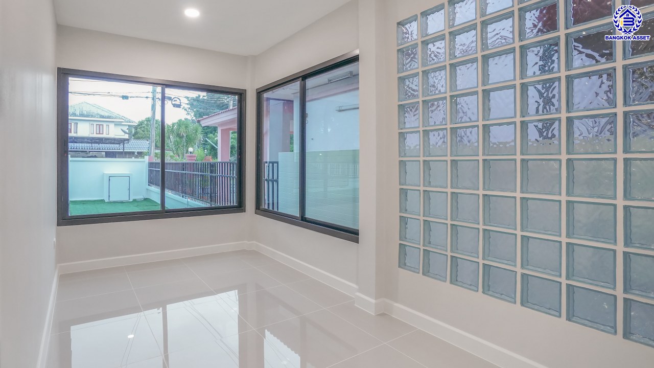 บ้านมือสองตกแต่งใหม่ โครงการ ชัยพฤกษ์ บางบัวทอง เนื้อที่ 82.4 ตร.ว. พื้นที่ใช้สอย 254.31 ตร.ม. ฟังก์ชัน 3 ห้องนอน 3 ห้องน้ำ จอดรถได้ 2 คัน พร้อม Facilities โครงการครบครัน ทำเลติดถนนบางกรวย-ไทรน้อย เชื่อมต่อถนนกาญจนาภิเษก ใกล้เซ็นทรัลเวสต์เกต และรถไฟฟ้าสายสีม่วง "สถานีบางพลู"