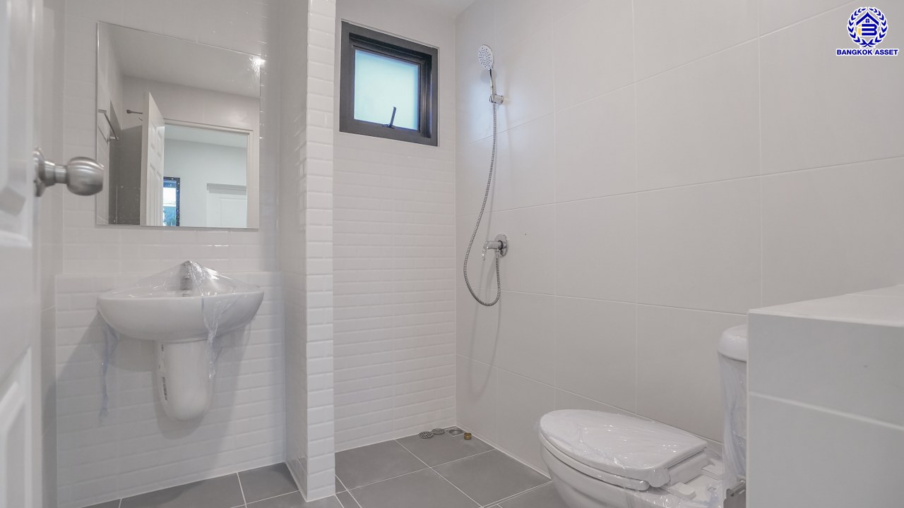 บ้านมือสองตกแต่งใหม่ โครงการ ชัยพฤกษ์ บางบัวทอง เนื้อที่ 82.4 ตร.ว. พื้นที่ใช้สอย 254.31 ตร.ม. ฟังก์ชัน 3 ห้องนอน 3 ห้องน้ำ จอดรถได้ 2 คัน พร้อม Facilities โครงการครบครัน ทำเลติดถนนบางกรวย-ไทรน้อย เชื่อมต่อถนนกาญจนาภิเษก ใกล้เซ็นทรัลเวสต์เกต และรถไฟฟ้าสายสีม่วง "สถานีบางพลู"