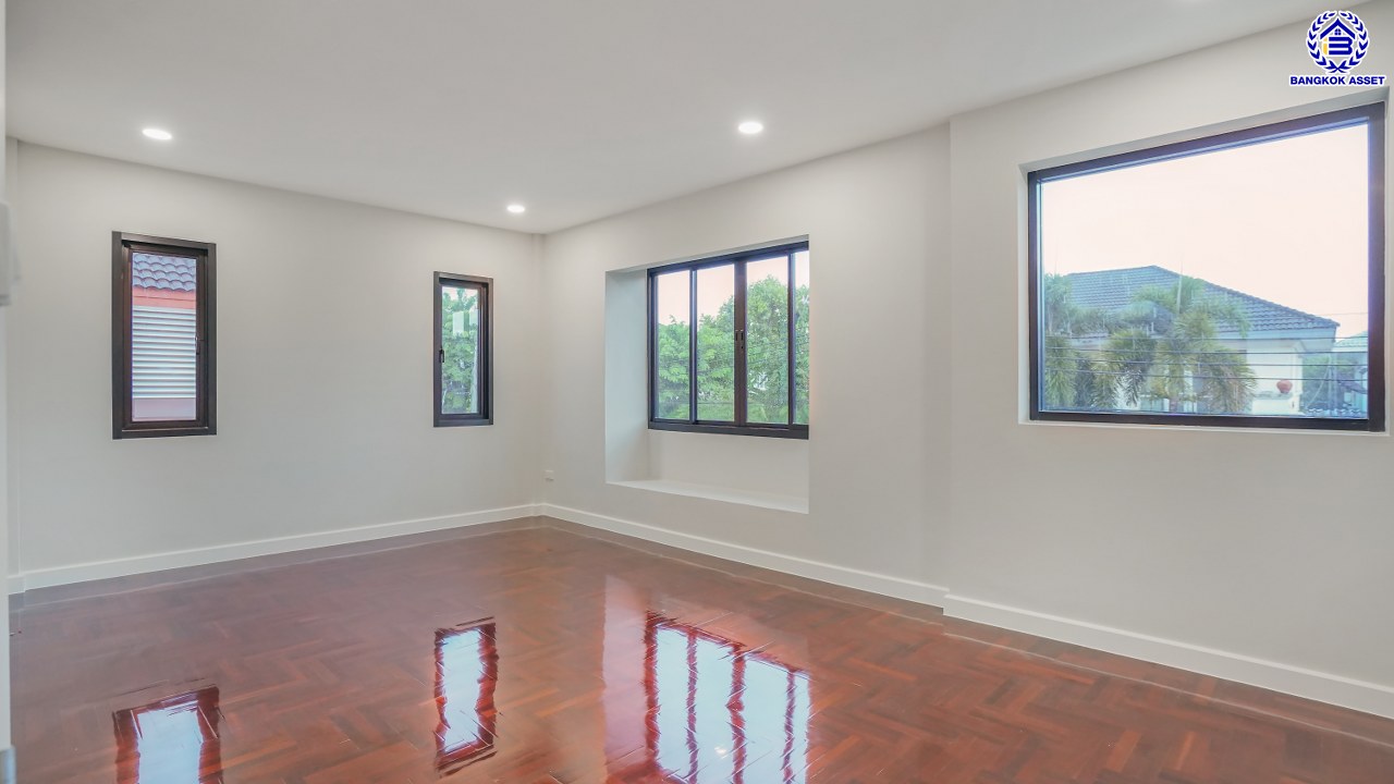 บ้านมือสองตกแต่งใหม่ โครงการ ชัยพฤกษ์ บางบัวทอง เนื้อที่ 82.4 ตร.ว. พื้นที่ใช้สอย 254.31 ตร.ม. ฟังก์ชัน 3 ห้องนอน 3 ห้องน้ำ จอดรถได้ 2 คัน พร้อม Facilities โครงการครบครัน ทำเลติดถนนบางกรวย-ไทรน้อย เชื่อมต่อถนนกาญจนาภิเษก ใกล้เซ็นทรัลเวสต์เกต และรถไฟฟ้าสายสีม่วง "สถานีบางพลู"