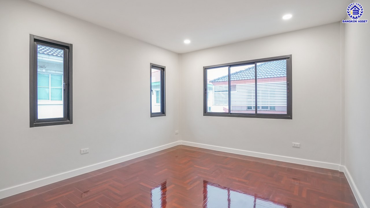 บ้านมือสองตกแต่งใหม่ โครงการ ชัยพฤกษ์ บางบัวทอง เนื้อที่ 82.4 ตร.ว. พื้นที่ใช้สอย 254.31 ตร.ม. ฟังก์ชัน 3 ห้องนอน 3 ห้องน้ำ จอดรถได้ 2 คัน พร้อม Facilities โครงการครบครัน ทำเลติดถนนบางกรวย-ไทรน้อย เชื่อมต่อถนนกาญจนาภิเษก ใกล้เซ็นทรัลเวสต์เกต และรถไฟฟ้าสายสีม่วง "สถานีบางพลู"