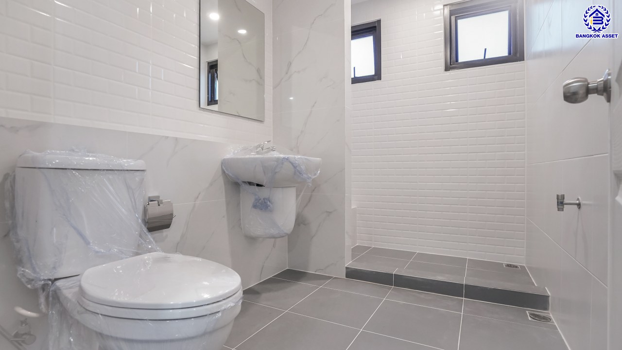 บ้านมือสองตกแต่งใหม่ โครงการ ชัยพฤกษ์ บางบัวทอง เนื้อที่ 82.4 ตร.ว. พื้นที่ใช้สอย 254.31 ตร.ม. ฟังก์ชัน 3 ห้องนอน 3 ห้องน้ำ จอดรถได้ 2 คัน พร้อม Facilities โครงการครบครัน ทำเลติดถนนบางกรวย-ไทรน้อย เชื่อมต่อถนนกาญจนาภิเษก ใกล้เซ็นทรัลเวสต์เกต และรถไฟฟ้าสายสีม่วง "สถานีบางพลู"