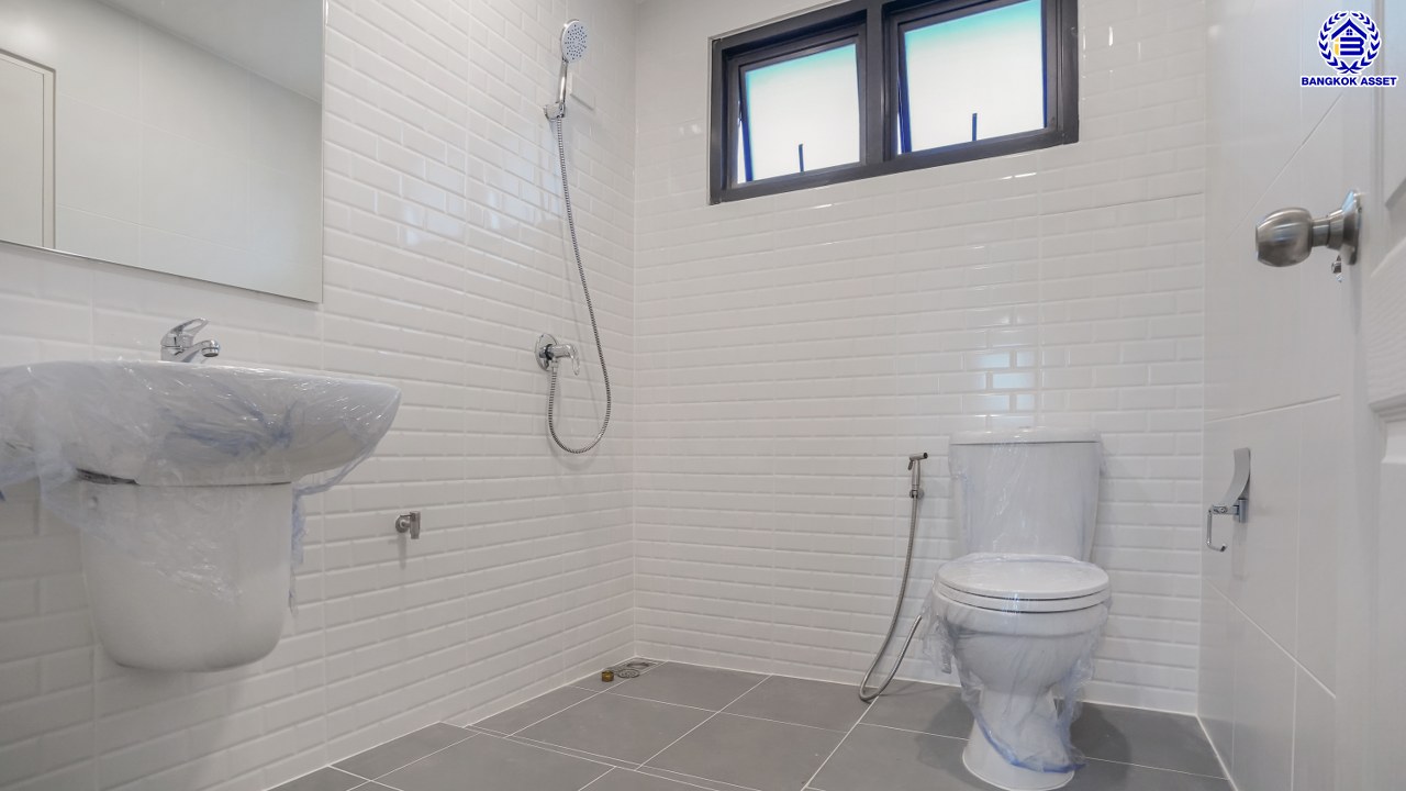 บ้านมือสองตกแต่งใหม่ โครงการ ชัยพฤกษ์ บางบัวทอง เนื้อที่ 82.4 ตร.ว. พื้นที่ใช้สอย 254.31 ตร.ม. ฟังก์ชัน 3 ห้องนอน 3 ห้องน้ำ จอดรถได้ 2 คัน พร้อม Facilities โครงการครบครัน ทำเลติดถนนบางกรวย-ไทรน้อย เชื่อมต่อถนนกาญจนาภิเษก ใกล้เซ็นทรัลเวสต์เกต และรถไฟฟ้าสายสีม่วง "สถานีบางพลู"