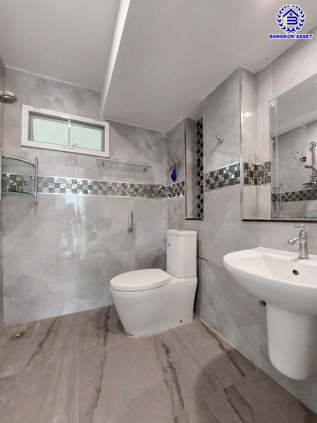 *****บ้านแฝดมือสองนนทบุรี โครงการ เพอร์เฟคพาร์ค บางบัวทอง คุณภาพแบรนด์ Property Perfect เนื้อที่ 36.70 ตร.ว. พื้นที่ใช้สอย 120 ตร.ม. ฟังก์ชัน 3 ห้องนอน 3 ห้องน้ำ 2 ที่จอดรถ พร้อมเข้าอยู่ได้ทันที เชื่อมต่อถนนกาญจนาภิเษก, ถนนชัยพฤกษ์, ถนนบางกรวย-ไทรน้อย, ถนนราชพฤกษ์ ใกล้รถไฟฟ้าสายสีม่วง "สถานีคลองบางไผ่" ใกล้จุดขึ้นทางด่วน "ศรีรัช" และ ใกล้เซ็นทรัลเวสเกต