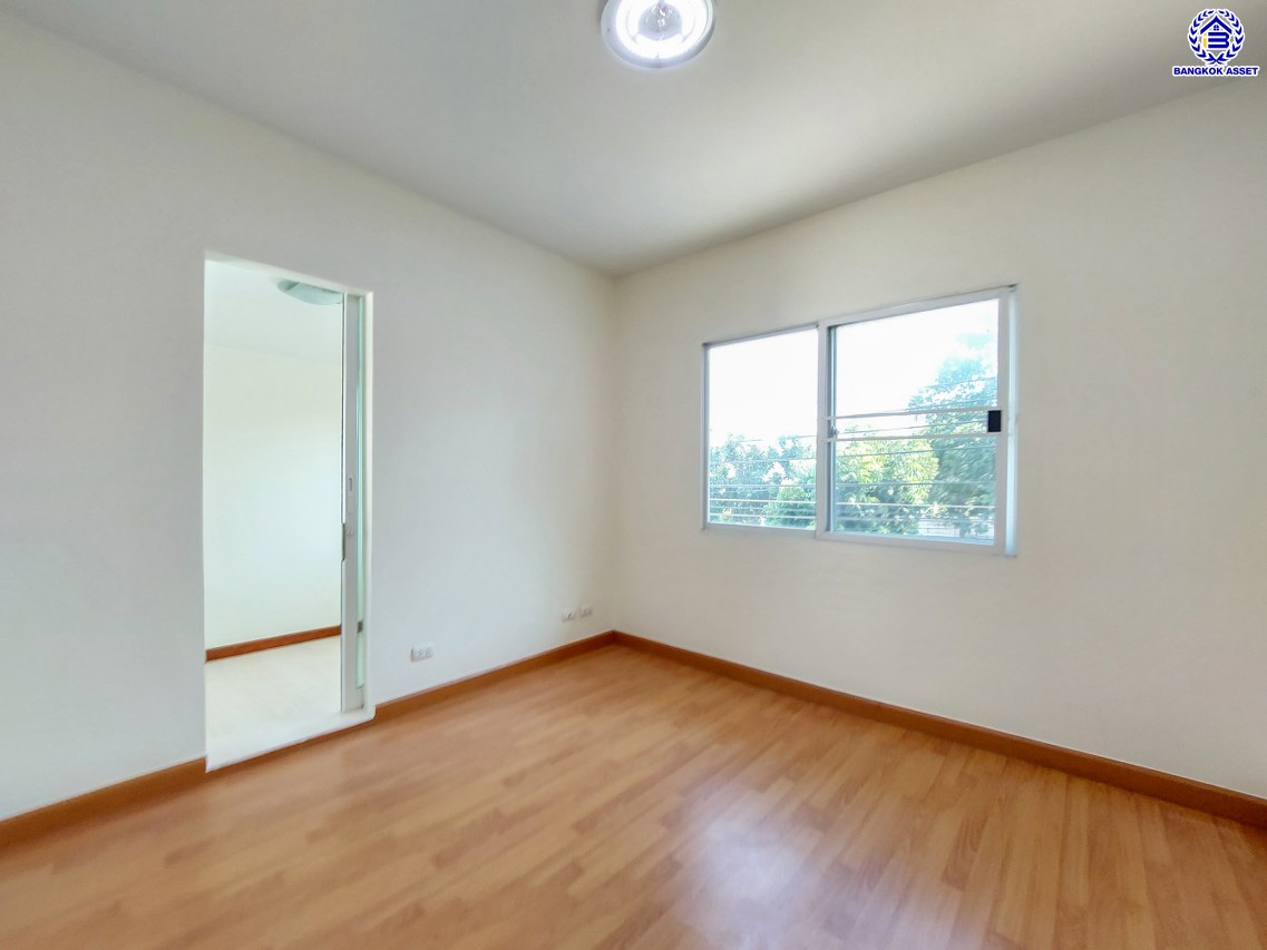 *****บ้านแฝดมือสองนนทบุรี โครงการ เพอร์เฟคพาร์ค บางบัวทอง คุณภาพแบรนด์ Property Perfect เนื้อที่ 36.70 ตร.ว. พื้นที่ใช้สอย 120 ตร.ม. ฟังก์ชัน 3 ห้องนอน 3 ห้องน้ำ 2 ที่จอดรถ พร้อมเข้าอยู่ได้ทันที เชื่อมต่อถนนกาญจนาภิเษก, ถนนชัยพฤกษ์, ถนนบางกรวย-ไทรน้อย, ถนนราชพฤกษ์ ใกล้รถไฟฟ้าสายสีม่วง "สถานีคลองบางไผ่" ใกล้จุดขึ้นทางด่วน "ศรีรัช" และ ใกล้เซ็นทรัลเวสเกต