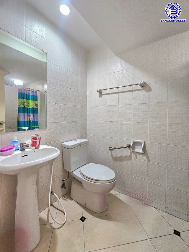 *****บ้านแฝดมือสองนนทบุรี โครงการ ทิพย์พิมาน ไพรเวท กาญจนาภิเษก เนื้อที่กว้าง 38.70 ตร.ว. พื้นที่ใช้สอย 205 ตร.ม. ฟังก์ชัน 4 ห้องนอน 2 ห้องน้ำ 2 ที่จอดรถ แถมฟรี! เครื่องปรับอากาศ, เครื่องทำน้ำอุ่น พร้อมเข้าอยู่ บนทำเลแห่งการเดินทาง เชื่อมต่อถนนบ้านกล้วย-ไทรน้อย, ถนนกาญจณาภิเษก ใกล้รถไฟฟ้าสายสีม่วง "สถานีคลองบางไผ่" และ ใกล้จุดขึ้นมอเตอร์เวย์ "M81 บางใหญ่-กาญจนบุรี"