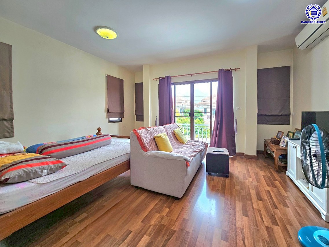 *****บ้านแฝดมือสองนนทบุรี โครงการ ทิพย์พิมาน ไพรเวท กาญจนาภิเษก เนื้อที่กว้าง 38.70 ตร.ว. พื้นที่ใช้สอย 205 ตร.ม. ฟังก์ชัน 4 ห้องนอน 2 ห้องน้ำ 2 ที่จอดรถ แถมฟรี! เครื่องปรับอากาศ, เครื่องทำน้ำอุ่น พร้อมเข้าอยู่ บนทำเลแห่งการเดินทาง เชื่อมต่อถนนบ้านกล้วย-ไทรน้อย, ถนนกาญจณาภิเษก ใกล้รถไฟฟ้าสายสีม่วง "สถานีคลองบางไผ่" และ ใกล้จุดขึ้นมอเตอร์เวย์ "M81 บางใหญ่-กาญจนบุรี"