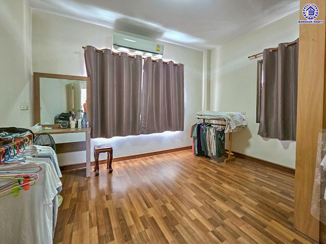 *****บ้านแฝดมือสองนนทบุรี โครงการ ทิพย์พิมาน ไพรเวท กาญจนาภิเษก เนื้อที่กว้าง 38.70 ตร.ว. พื้นที่ใช้สอย 205 ตร.ม. ฟังก์ชัน 4 ห้องนอน 2 ห้องน้ำ 2 ที่จอดรถ แถมฟรี! เครื่องปรับอากาศ, เครื่องทำน้ำอุ่น พร้อมเข้าอยู่ บนทำเลแห่งการเดินทาง เชื่อมต่อถนนบ้านกล้วย-ไทรน้อย, ถนนกาญจณาภิเษก ใกล้รถไฟฟ้าสายสีม่วง "สถานีคลองบางไผ่" และ ใกล้จุดขึ้นมอเตอร์เวย์ "M81 บางใหญ่-กาญจนบุรี"