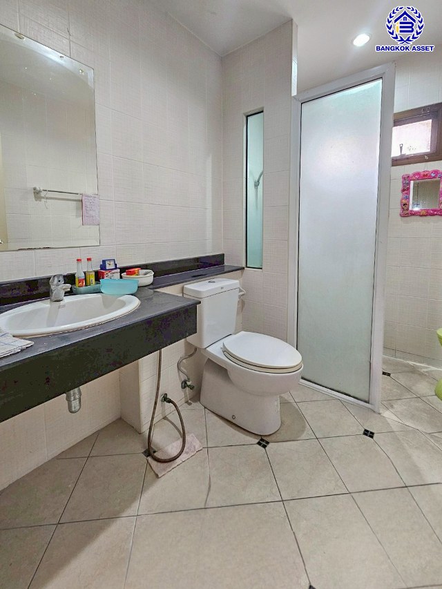 *****บ้านแฝดมือสองนนทบุรี โครงการ ทิพย์พิมาน ไพรเวท กาญจนาภิเษก เนื้อที่กว้าง 38.70 ตร.ว. พื้นที่ใช้สอย 205 ตร.ม. ฟังก์ชัน 4 ห้องนอน 2 ห้องน้ำ 2 ที่จอดรถ แถมฟรี! เครื่องปรับอากาศ, เครื่องทำน้ำอุ่น พร้อมเข้าอยู่ บนทำเลแห่งการเดินทาง เชื่อมต่อถนนบ้านกล้วย-ไทรน้อย, ถนนกาญจณาภิเษก ใกล้รถไฟฟ้าสายสีม่วง "สถานีคลองบางไผ่" และ ใกล้จุดขึ้นมอเตอร์เวย์ "M81 บางใหญ่-กาญจนบุรี"