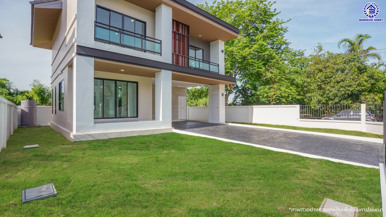 บ้านเดี่ยว 3 ชั้น ตกแต่งใหม่ โครงการ ดิเอมเมอรัลด์การ์เด้น ทวีวัฒนา เนื้อที่ 77 ตร.ว. พื้นที่ใช้อสอย 257.49 ตร.ม. ฟังก์ชัน 3 ห้องนอน 3 ห้องน้ำ จอดรถได้ 2 คัน บนทำเลศักยภาพเชื่อมต่อหลายเส้นทาง ทั้ง ถนนทวีวัฒนา, ถนนพุทธมณฑลสาย3, ถนนบรมราชชนนี ใกล้เซ็นทรัล ศาลายา และมหาวิทยาลัยมหิดล