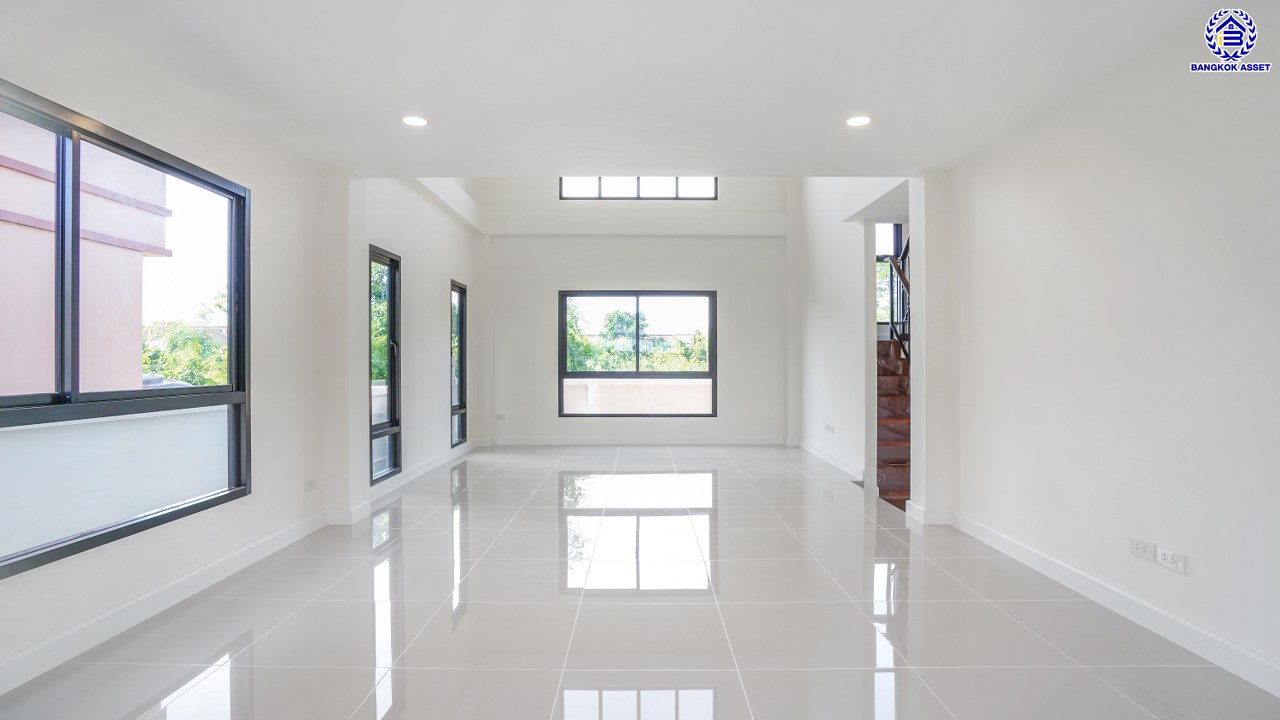 บ้านเดี่ยว 3 ชั้น ตกแต่งใหม่ โครงการ ดิเอมเมอรัลด์การ์เด้น ทวีวัฒนา เนื้อที่ 77 ตร.ว. พื้นที่ใช้อสอย 257.49 ตร.ม. ฟังก์ชัน 3 ห้องนอน 3 ห้องน้ำ จอดรถได้ 2 คัน บนทำเลศักยภาพเชื่อมต่อหลายเส้นทาง ทั้ง ถนนทวีวัฒนา, ถนนพุทธมณฑลสาย3, ถนนบรมราชชนนี ใกล้เซ็นทรัล ศาลายา และมหาวิทยาลัยมหิดล