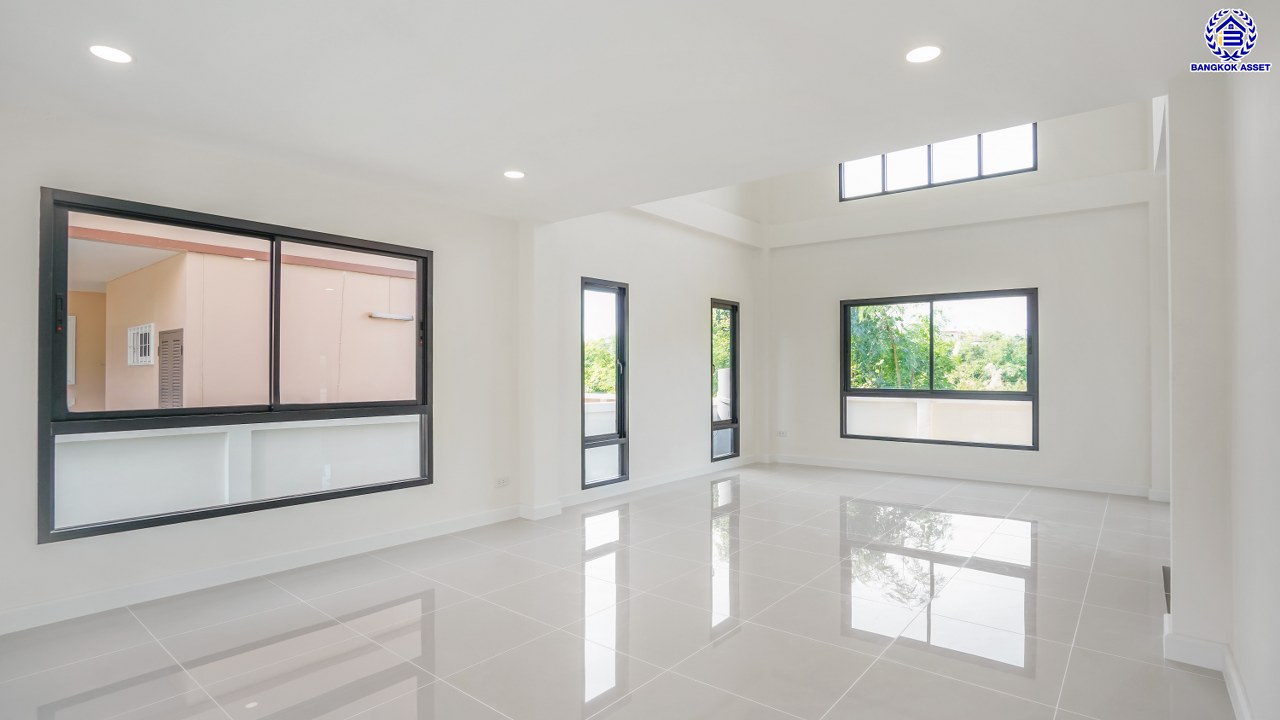 บ้านเดี่ยว 3 ชั้น ตกแต่งใหม่ โครงการ ดิเอมเมอรัลด์การ์เด้น ทวีวัฒนา เนื้อที่ 77 ตร.ว. พื้นที่ใช้อสอย 257.49 ตร.ม. ฟังก์ชัน 3 ห้องนอน 3 ห้องน้ำ จอดรถได้ 2 คัน บนทำเลศักยภาพเชื่อมต่อหลายเส้นทาง ทั้ง ถนนทวีวัฒนา, ถนนพุทธมณฑลสาย3, ถนนบรมราชชนนี ใกล้เซ็นทรัล ศาลายา และมหาวิทยาลัยมหิดล