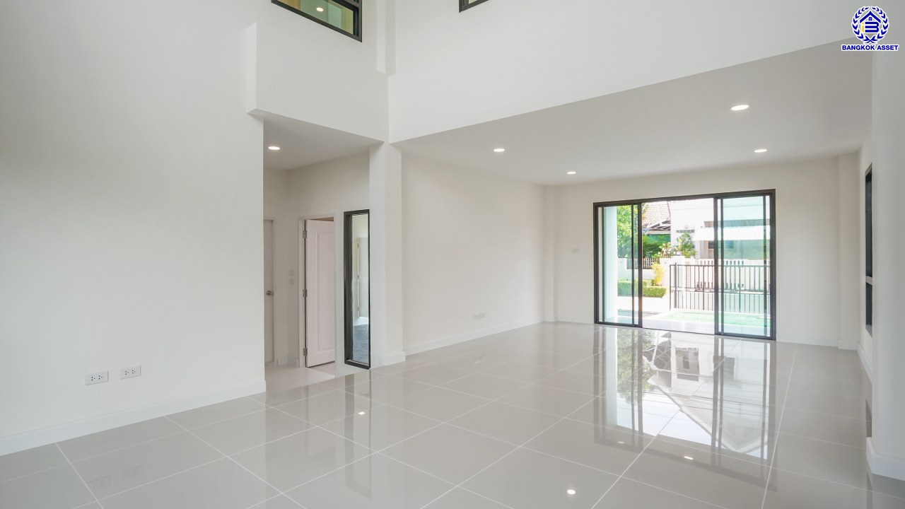 บ้านเดี่ยว 3 ชั้น ตกแต่งใหม่ โครงการ ดิเอมเมอรัลด์การ์เด้น ทวีวัฒนา เนื้อที่ 77 ตร.ว. พื้นที่ใช้อสอย 257.49 ตร.ม. ฟังก์ชัน 3 ห้องนอน 3 ห้องน้ำ จอดรถได้ 2 คัน บนทำเลศักยภาพเชื่อมต่อหลายเส้นทาง ทั้ง ถนนทวีวัฒนา, ถนนพุทธมณฑลสาย3, ถนนบรมราชชนนี ใกล้เซ็นทรัล ศาลายา และมหาวิทยาลัยมหิดล