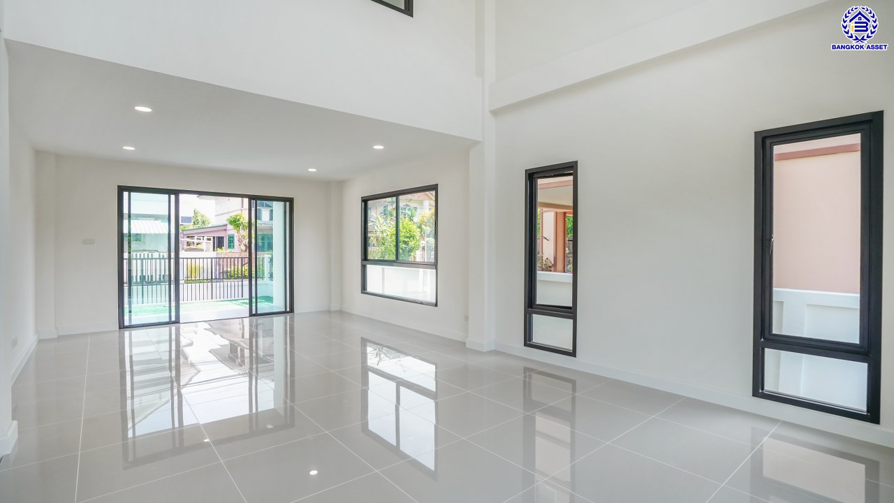 บ้านเดี่ยว 3 ชั้น ตกแต่งใหม่ โครงการ ดิเอมเมอรัลด์การ์เด้น ทวีวัฒนา เนื้อที่ 77 ตร.ว. พื้นที่ใช้อสอย 257.49 ตร.ม. ฟังก์ชัน 3 ห้องนอน 3 ห้องน้ำ จอดรถได้ 2 คัน บนทำเลศักยภาพเชื่อมต่อหลายเส้นทาง ทั้ง ถนนทวีวัฒนา, ถนนพุทธมณฑลสาย3, ถนนบรมราชชนนี ใกล้เซ็นทรัล ศาลายา และมหาวิทยาลัยมหิดล