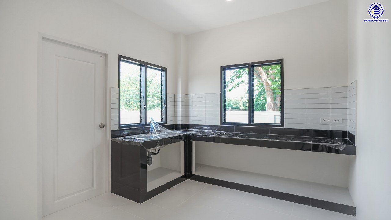 บ้านเดี่ยว 3 ชั้น ตกแต่งใหม่ โครงการ ดิเอมเมอรัลด์การ์เด้น ทวีวัฒนา เนื้อที่ 77 ตร.ว. พื้นที่ใช้อสอย 257.49 ตร.ม. ฟังก์ชัน 3 ห้องนอน 3 ห้องน้ำ จอดรถได้ 2 คัน บนทำเลศักยภาพเชื่อมต่อหลายเส้นทาง ทั้ง ถนนทวีวัฒนา, ถนนพุทธมณฑลสาย3, ถนนบรมราชชนนี ใกล้เซ็นทรัล ศาลายา และมหาวิทยาลัยมหิดล