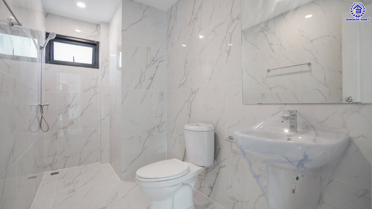 บ้านเดี่ยว 3 ชั้น ตกแต่งใหม่ โครงการ ดิเอมเมอรัลด์การ์เด้น ทวีวัฒนา เนื้อที่ 77 ตร.ว. พื้นที่ใช้อสอย 257.49 ตร.ม. ฟังก์ชัน 3 ห้องนอน 3 ห้องน้ำ จอดรถได้ 2 คัน บนทำเลศักยภาพเชื่อมต่อหลายเส้นทาง ทั้ง ถนนทวีวัฒนา, ถนนพุทธมณฑลสาย3, ถนนบรมราชชนนี ใกล้เซ็นทรัล ศาลายา และมหาวิทยาลัยมหิดล