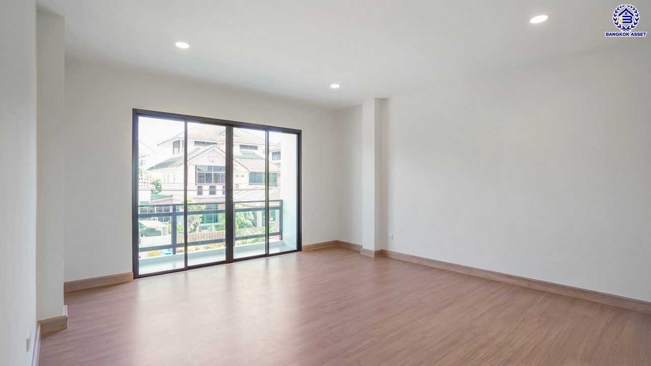 บ้านเดี่ยว 3 ชั้น ตกแต่งใหม่ โครงการ ดิเอมเมอรัลด์การ์เด้น ทวีวัฒนา เนื้อที่ 77 ตร.ว. พื้นที่ใช้อสอย 257.49 ตร.ม. ฟังก์ชัน 3 ห้องนอน 3 ห้องน้ำ จอดรถได้ 2 คัน บนทำเลศักยภาพเชื่อมต่อหลายเส้นทาง ทั้ง ถนนทวีวัฒนา, ถนนพุทธมณฑลสาย3, ถนนบรมราชชนนี ใกล้เซ็นทรัล ศาลายา และมหาวิทยาลัยมหิดล