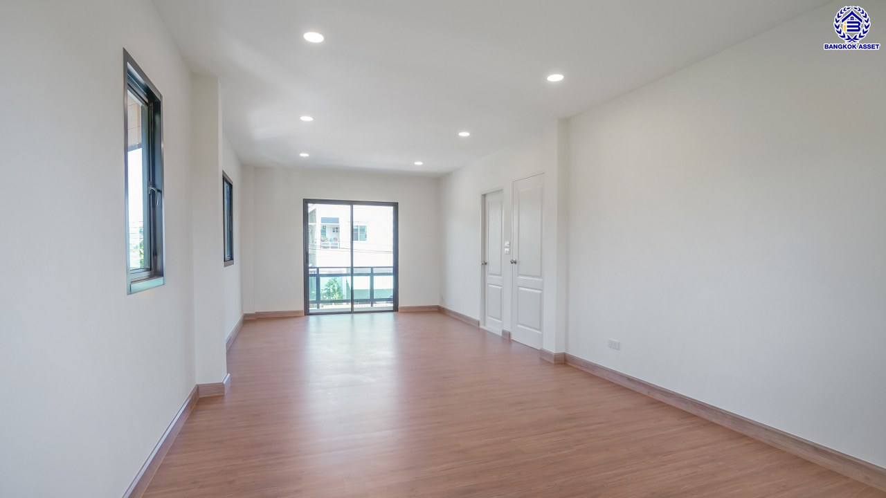 บ้านเดี่ยว 3 ชั้น ตกแต่งใหม่ โครงการ ดิเอมเมอรัลด์การ์เด้น ทวีวัฒนา เนื้อที่ 77 ตร.ว. พื้นที่ใช้อสอย 257.49 ตร.ม. ฟังก์ชัน 3 ห้องนอน 3 ห้องน้ำ จอดรถได้ 2 คัน บนทำเลศักยภาพเชื่อมต่อหลายเส้นทาง ทั้ง ถนนทวีวัฒนา, ถนนพุทธมณฑลสาย3, ถนนบรมราชชนนี ใกล้เซ็นทรัล ศาลายา และมหาวิทยาลัยมหิดล