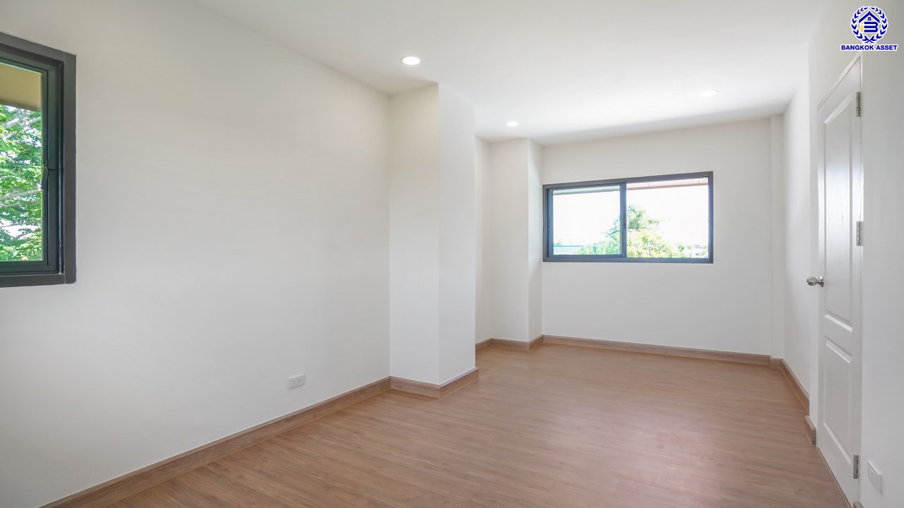 บ้านเดี่ยว 3 ชั้น ตกแต่งใหม่ โครงการ ดิเอมเมอรัลด์การ์เด้น ทวีวัฒนา เนื้อที่ 77 ตร.ว. พื้นที่ใช้อสอย 257.49 ตร.ม. ฟังก์ชัน 3 ห้องนอน 3 ห้องน้ำ จอดรถได้ 2 คัน บนทำเลศักยภาพเชื่อมต่อหลายเส้นทาง ทั้ง ถนนทวีวัฒนา, ถนนพุทธมณฑลสาย3, ถนนบรมราชชนนี ใกล้เซ็นทรัล ศาลายา และมหาวิทยาลัยมหิดล