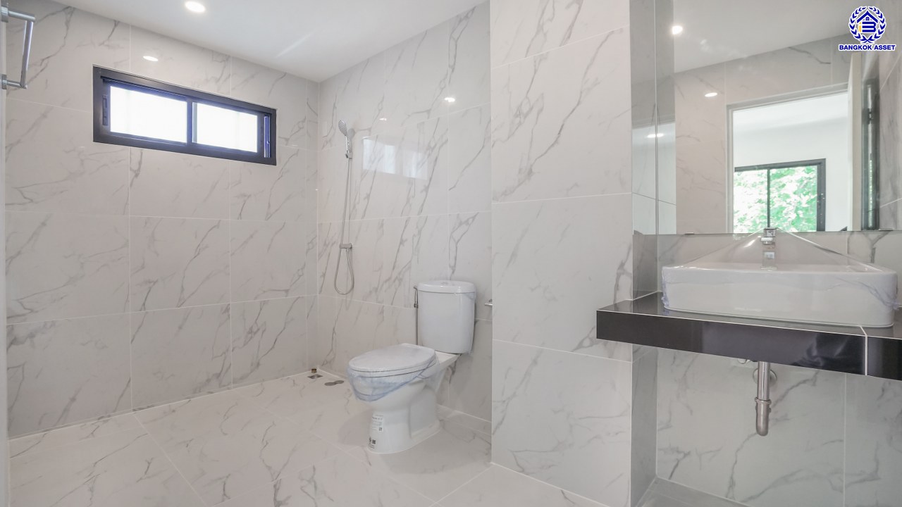 บ้านเดี่ยว 3 ชั้น ตกแต่งใหม่ โครงการ ดิเอมเมอรัลด์การ์เด้น ทวีวัฒนา เนื้อที่ 77 ตร.ว. พื้นที่ใช้อสอย 257.49 ตร.ม. ฟังก์ชัน 3 ห้องนอน 3 ห้องน้ำ จอดรถได้ 2 คัน บนทำเลศักยภาพเชื่อมต่อหลายเส้นทาง ทั้ง ถนนทวีวัฒนา, ถนนพุทธมณฑลสาย3, ถนนบรมราชชนนี ใกล้เซ็นทรัล ศาลายา และมหาวิทยาลัยมหิดล