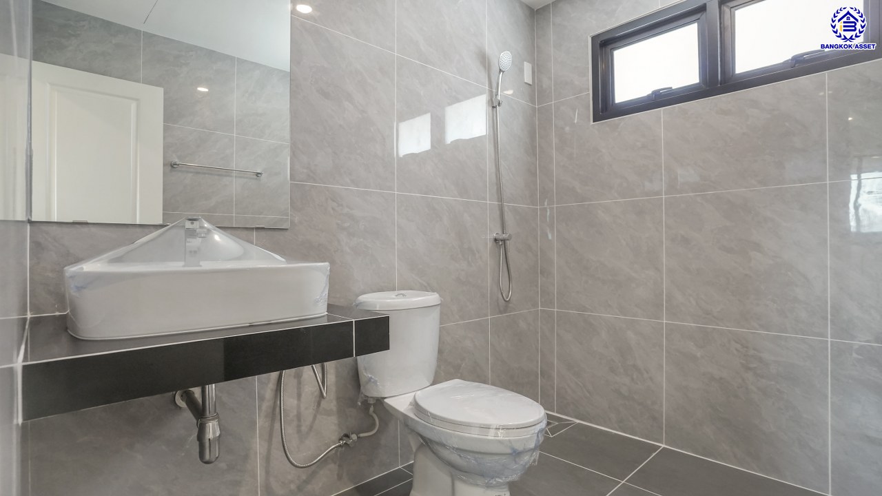 บ้านเดี่ยว 3 ชั้น ตกแต่งใหม่ โครงการ ดิเอมเมอรัลด์การ์เด้น ทวีวัฒนา เนื้อที่ 77 ตร.ว. พื้นที่ใช้อสอย 257.49 ตร.ม. ฟังก์ชัน 3 ห้องนอน 3 ห้องน้ำ จอดรถได้ 2 คัน บนทำเลศักยภาพเชื่อมต่อหลายเส้นทาง ทั้ง ถนนทวีวัฒนา, ถนนพุทธมณฑลสาย3, ถนนบรมราชชนนี ใกล้เซ็นทรัล ศาลายา และมหาวิทยาลัยมหิดล