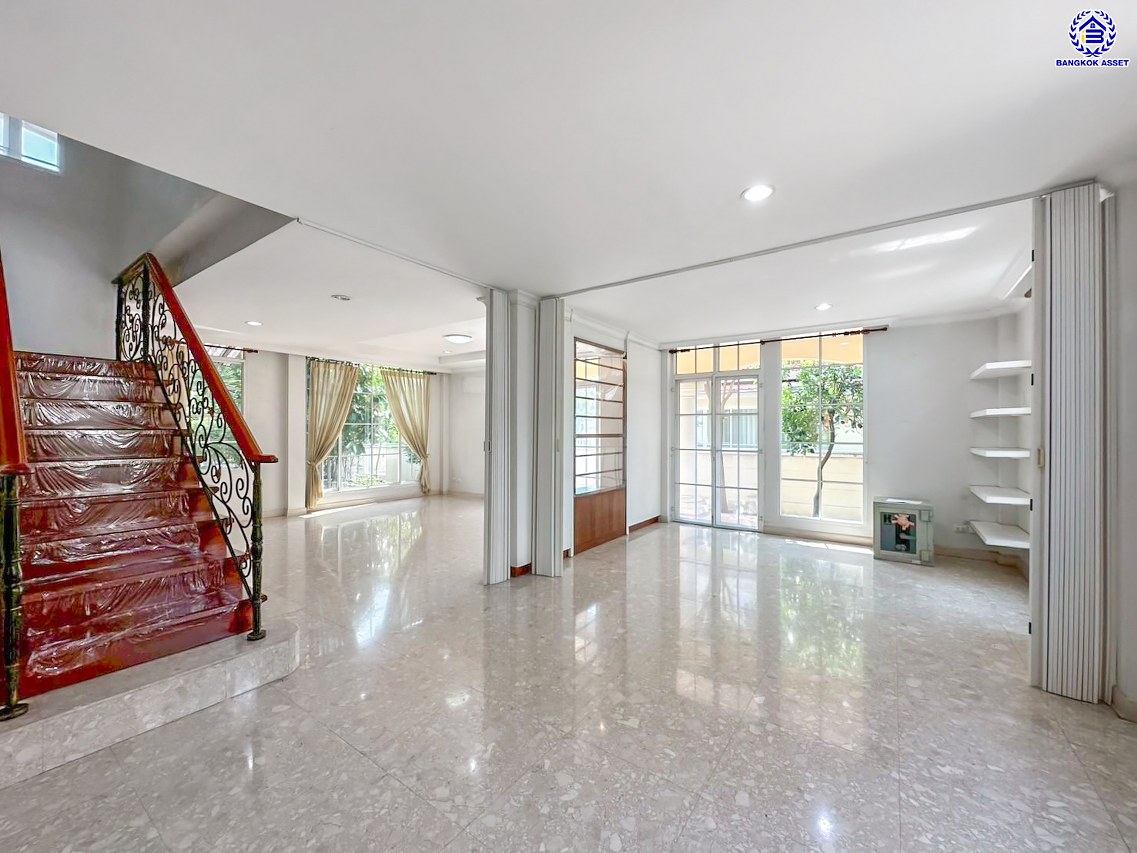 *****บ้านเดี่ยวมือสอง โครงการ โกลเด้นเลเจนด์ สาธร-กัลปพฤกษ์ เนื้อที่ 90 ตร.ว. พื้นที่ใช้สอย 255 ตร.ม. ฟังก์ชัน 3 ห้องนอน 3 ห้องน้ำ 2 ที่จอดรถ บ้านพร้อมอยู่ โครงการบนทำเลเดินทางสะดวก ติดถนนกัลปพฤกษ์ เชื่อมต่อถนนกัลปพฤกษ์, ถนนราชพฤกษ์ ใกล้รถไฟฟ้าสายสีเขียว "สถานีบางหว้า" และ "สถานีวุฒากาศ" และ ใกล้เดอะมอลล์ไลฟ์สโตร์ บางแค