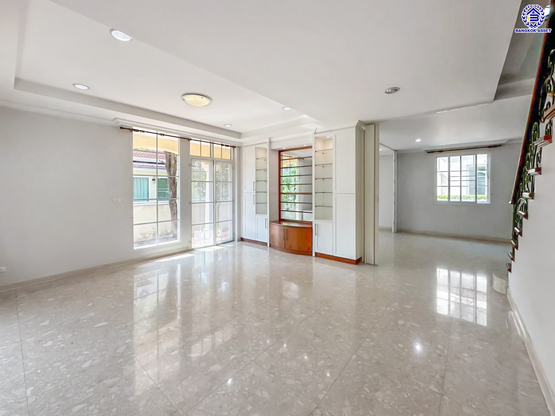 *****บ้านเดี่ยวมือสอง โครงการ โกลเด้นเลเจนด์ สาธร-กัลปพฤกษ์ เนื้อที่ 90 ตร.ว. พื้นที่ใช้สอย 255 ตร.ม. ฟังก์ชัน 3 ห้องนอน 3 ห้องน้ำ 2 ที่จอดรถ บ้านพร้อมอยู่ โครงการบนทำเลเดินทางสะดวก ติดถนนกัลปพฤกษ์ เชื่อมต่อถนนกัลปพฤกษ์, ถนนราชพฤกษ์ ใกล้รถไฟฟ้าสายสีเขียว "สถานีบางหว้า" และ "สถานีวุฒากาศ" และ ใกล้เดอะมอลล์ไลฟ์สโตร์ บางแค