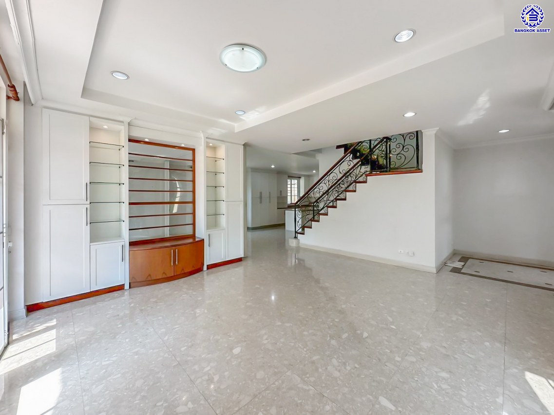 *****บ้านเดี่ยวมือสอง โครงการ โกลเด้นเลเจนด์ สาธร-กัลปพฤกษ์ เนื้อที่ 90 ตร.ว. พื้นที่ใช้สอย 255 ตร.ม. ฟังก์ชัน 3 ห้องนอน 3 ห้องน้ำ 2 ที่จอดรถ บ้านพร้อมอยู่ โครงการบนทำเลเดินทางสะดวก ติดถนนกัลปพฤกษ์ เชื่อมต่อถนนกัลปพฤกษ์, ถนนราชพฤกษ์ ใกล้รถไฟฟ้าสายสีเขียว "สถานีบางหว้า" และ "สถานีวุฒากาศ" และ ใกล้เดอะมอลล์ไลฟ์สโตร์ บางแค