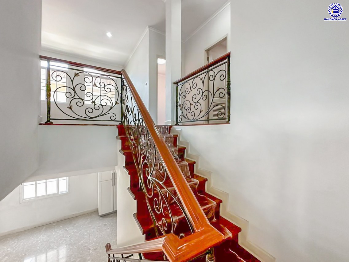 *****บ้านเดี่ยวมือสอง โครงการ โกลเด้นเลเจนด์ สาธร-กัลปพฤกษ์ เนื้อที่ 90 ตร.ว. พื้นที่ใช้สอย 255 ตร.ม. ฟังก์ชัน 3 ห้องนอน 3 ห้องน้ำ 2 ที่จอดรถ บ้านพร้อมอยู่ โครงการบนทำเลเดินทางสะดวก ติดถนนกัลปพฤกษ์ เชื่อมต่อถนนกัลปพฤกษ์, ถนนราชพฤกษ์ ใกล้รถไฟฟ้าสายสีเขียว "สถานีบางหว้า" และ "สถานีวุฒากาศ" และ ใกล้เดอะมอลล์ไลฟ์สโตร์ บางแค