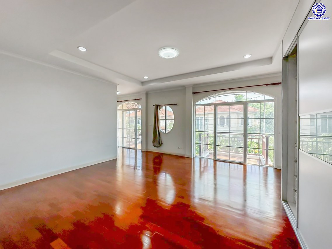 *****บ้านเดี่ยวมือสอง โครงการ โกลเด้นเลเจนด์ สาธร-กัลปพฤกษ์ เนื้อที่ 90 ตร.ว. พื้นที่ใช้สอย 255 ตร.ม. ฟังก์ชัน 3 ห้องนอน 3 ห้องน้ำ 2 ที่จอดรถ บ้านพร้อมอยู่ โครงการบนทำเลเดินทางสะดวก ติดถนนกัลปพฤกษ์ เชื่อมต่อถนนกัลปพฤกษ์, ถนนราชพฤกษ์ ใกล้รถไฟฟ้าสายสีเขียว "สถานีบางหว้า" และ "สถานีวุฒากาศ" และ ใกล้เดอะมอลล์ไลฟ์สโตร์ บางแค