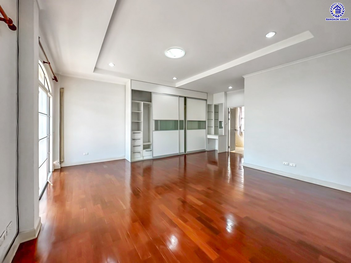 *****บ้านเดี่ยวมือสอง โครงการ โกลเด้นเลเจนด์ สาธร-กัลปพฤกษ์ เนื้อที่ 90 ตร.ว. พื้นที่ใช้สอย 255 ตร.ม. ฟังก์ชัน 3 ห้องนอน 3 ห้องน้ำ 2 ที่จอดรถ บ้านพร้อมอยู่ โครงการบนทำเลเดินทางสะดวก ติดถนนกัลปพฤกษ์ เชื่อมต่อถนนกัลปพฤกษ์, ถนนราชพฤกษ์ ใกล้รถไฟฟ้าสายสีเขียว "สถานีบางหว้า" และ "สถานีวุฒากาศ" และ ใกล้เดอะมอลล์ไลฟ์สโตร์ บางแค