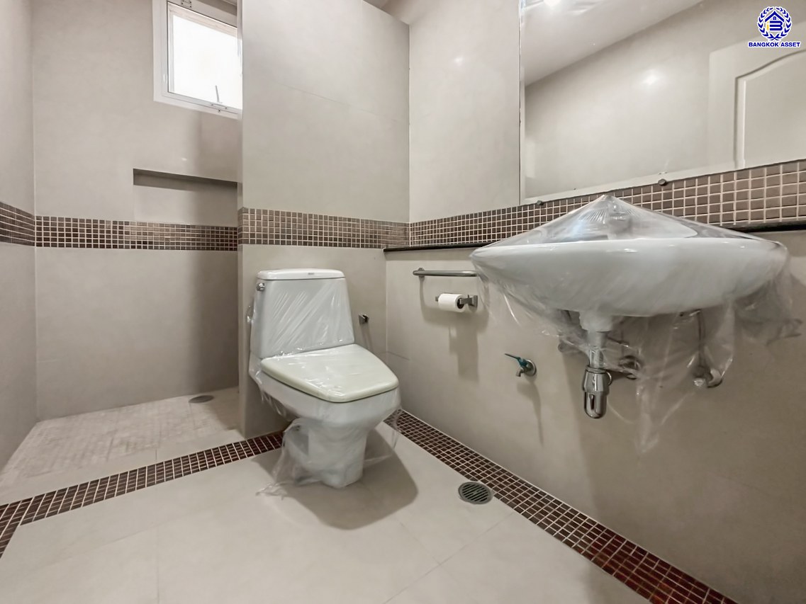 *****บ้านเดี่ยวมือสอง โครงการ โกลเด้นเลเจนด์ สาธร-กัลปพฤกษ์ เนื้อที่ 90 ตร.ว. พื้นที่ใช้สอย 255 ตร.ม. ฟังก์ชัน 3 ห้องนอน 3 ห้องน้ำ 2 ที่จอดรถ บ้านพร้อมอยู่ โครงการบนทำเลเดินทางสะดวก ติดถนนกัลปพฤกษ์ เชื่อมต่อถนนกัลปพฤกษ์, ถนนราชพฤกษ์ ใกล้รถไฟฟ้าสายสีเขียว "สถานีบางหว้า" และ "สถานีวุฒากาศ" และ ใกล้เดอะมอลล์ไลฟ์สโตร์ บางแค