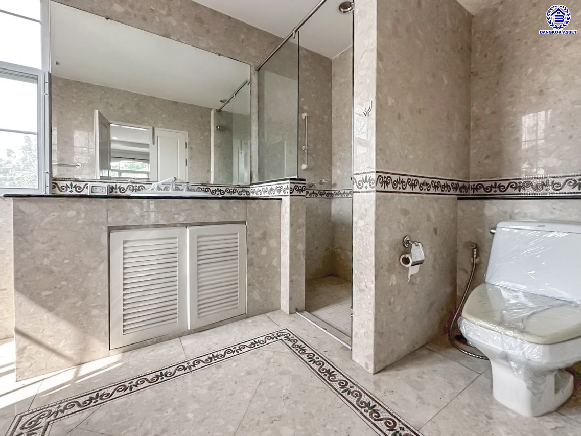 *****บ้านเดี่ยวมือสอง โครงการ โกลเด้นเลเจนด์ สาธร-กัลปพฤกษ์ เนื้อที่ 90 ตร.ว. พื้นที่ใช้สอย 255 ตร.ม. ฟังก์ชัน 3 ห้องนอน 3 ห้องน้ำ 2 ที่จอดรถ บ้านพร้อมอยู่ โครงการบนทำเลเดินทางสะดวก ติดถนนกัลปพฤกษ์ เชื่อมต่อถนนกัลปพฤกษ์, ถนนราชพฤกษ์ ใกล้รถไฟฟ้าสายสีเขียว "สถานีบางหว้า" และ "สถานีวุฒากาศ" และ ใกล้เดอะมอลล์ไลฟ์สโตร์ บางแค