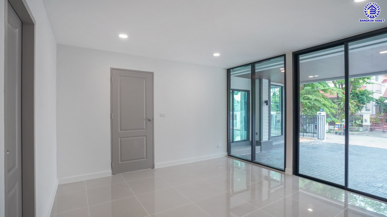 บ้านมือสองตกแต่งใหม่ โครงการ ลัดดารมย์ เพชรเกษม69 บนเนื้อที่ 108 ตร.ว. พื้นที่ใช้สอย 283.75 ตร.ม. ฟังก์ชันจัดเต็ม 4 ห้องนอน 3 ห้องน้ำ จอดรถได้ 2 คัน บนทำเลศักยภาพ เชื่อมต่อหลายเส้นทาง ใกล้เดอะมอลล์บางแค จุดขึ้นทางด่วน "กาญจนาภิเษก" และรถไฟฟ้าสายสีน้ำเงิน "สถานีหลักสอง"