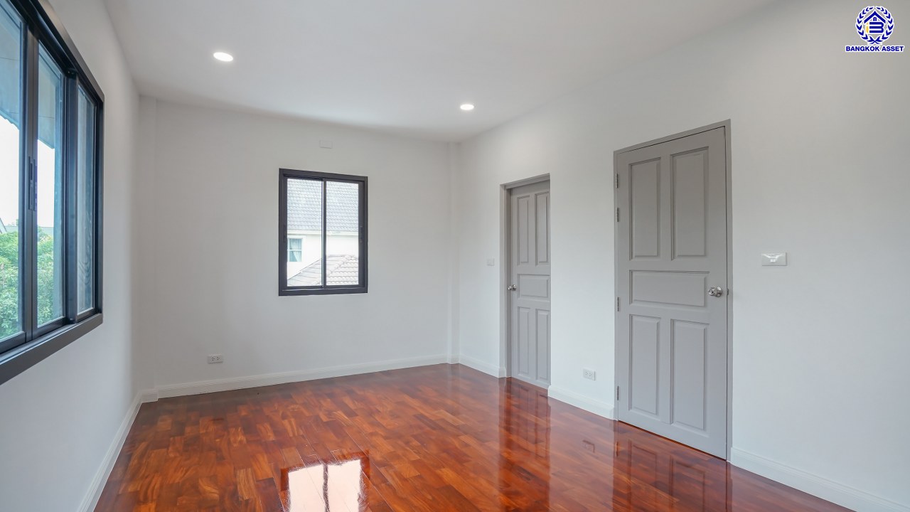 บ้านมือสองตกแต่งใหม่ โครงการ ลัดดารมย์ เพชรเกษม69 บนเนื้อที่ 108 ตร.ว. พื้นที่ใช้สอย 283.75 ตร.ม. ฟังก์ชันจัดเต็ม 4 ห้องนอน 3 ห้องน้ำ จอดรถได้ 2 คัน บนทำเลศักยภาพ เชื่อมต่อหลายเส้นทาง ใกล้เดอะมอลล์บางแค จุดขึ้นทางด่วน "กาญจนาภิเษก" และรถไฟฟ้าสายสีน้ำเงิน "สถานีหลักสอง"