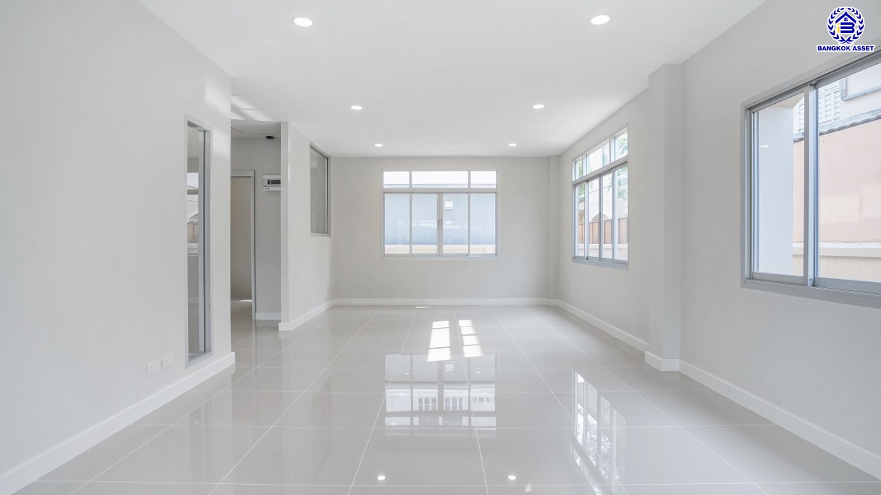 บ้านมือสองตกแต่งใหม่ ทำเลใกล้สนามบินดอนเมือง โครงการ กฤษณา แจ้งวัฒนะ-ดอนเมือง เนื้อที่ 56 ตร.ว. พื้นที่ใช้สอย 211.72 ตร.ม. ฟังก์ชัน 3 ห้องนอน 3 ห้องน้ำ 2 ที่จอดรถ ทำเลเยี่ยมเชื่อมสู่ใจกลางเมือง ใกล้ทางด่วนศรีสมาน และรถไฟฟ้าสายสีแดง (สายอนาคต) "สถานีดอนเมือง"