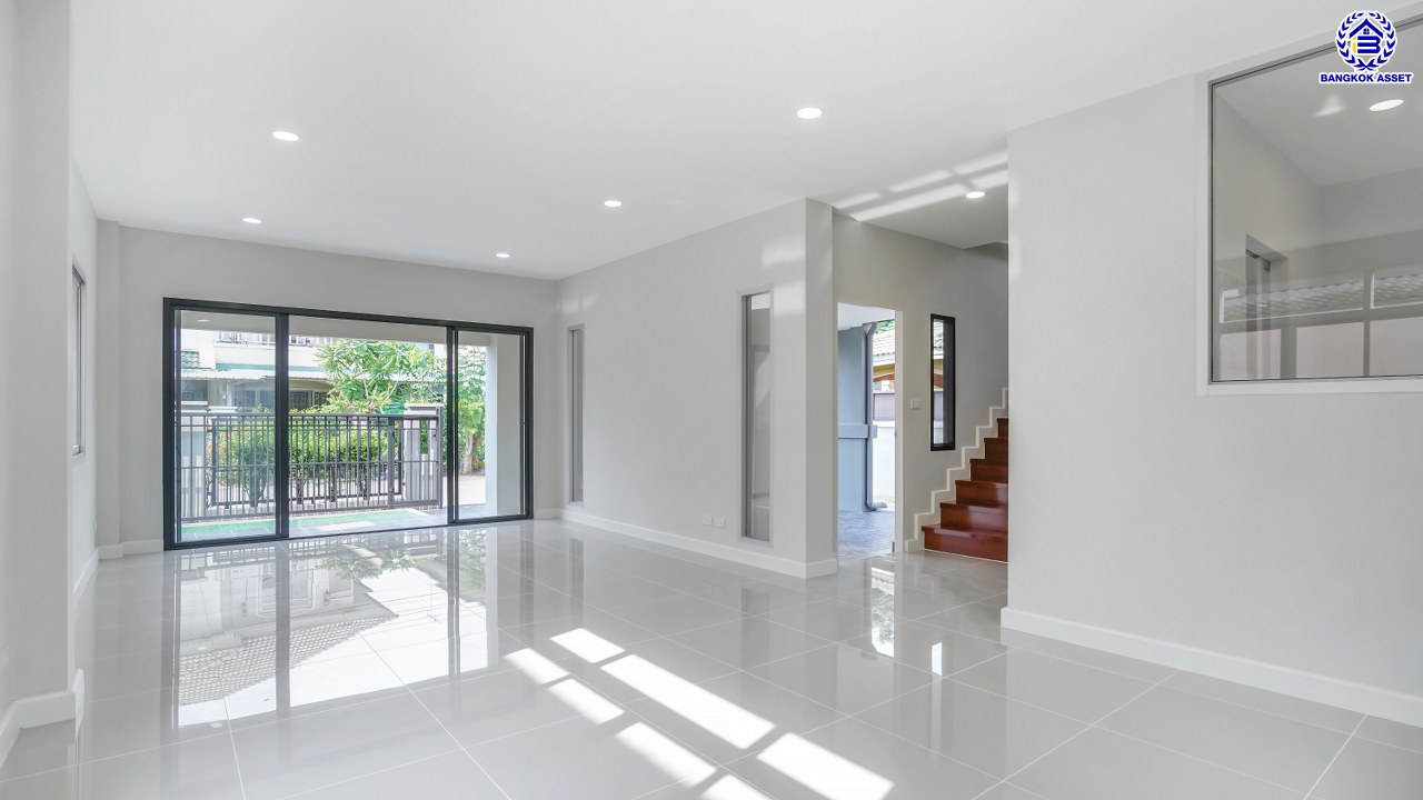 บ้านมือสองตกแต่งใหม่ ทำเลใกล้สนามบินดอนเมือง โครงการ กฤษณา แจ้งวัฒนะ-ดอนเมือง เนื้อที่ 56 ตร.ว. พื้นที่ใช้สอย 211.72 ตร.ม. ฟังก์ชัน 3 ห้องนอน 3 ห้องน้ำ 2 ที่จอดรถ ทำเลเยี่ยมเชื่อมสู่ใจกลางเมือง ใกล้ทางด่วนศรีสมาน และรถไฟฟ้าสายสีแดง (สายอนาคต) "สถานีดอนเมือง"