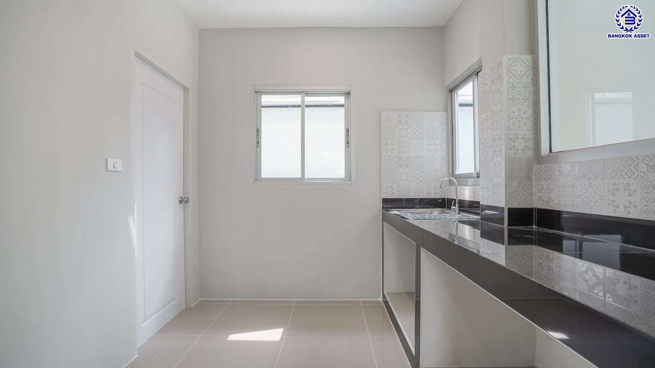 บ้านมือสองตกแต่งใหม่ ทำเลใกล้สนามบินดอนเมือง โครงการ กฤษณา แจ้งวัฒนะ-ดอนเมือง เนื้อที่ 56 ตร.ว. พื้นที่ใช้สอย 211.72 ตร.ม. ฟังก์ชัน 3 ห้องนอน 3 ห้องน้ำ 2 ที่จอดรถ ทำเลเยี่ยมเชื่อมสู่ใจกลางเมือง ใกล้ทางด่วนศรีสมาน และรถไฟฟ้าสายสีแดง (สายอนาคต) "สถานีดอนเมือง"