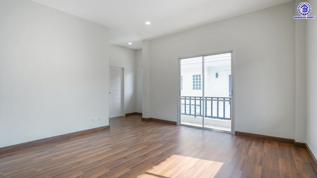 บ้านมือสองตกแต่งใหม่ ทำเลใกล้สนามบินดอนเมือง โครงการ กฤษณา แจ้งวัฒนะ-ดอนเมือง เนื้อที่ 56 ตร.ว. พื้นที่ใช้สอย 211.72 ตร.ม. ฟังก์ชัน 3 ห้องนอน 3 ห้องน้ำ 2 ที่จอดรถ ทำเลเยี่ยมเชื่อมสู่ใจกลางเมือง ใกล้ทางด่วนศรีสมาน และรถไฟฟ้าสายสีแดง (สายอนาคต) "สถานีดอนเมือง"