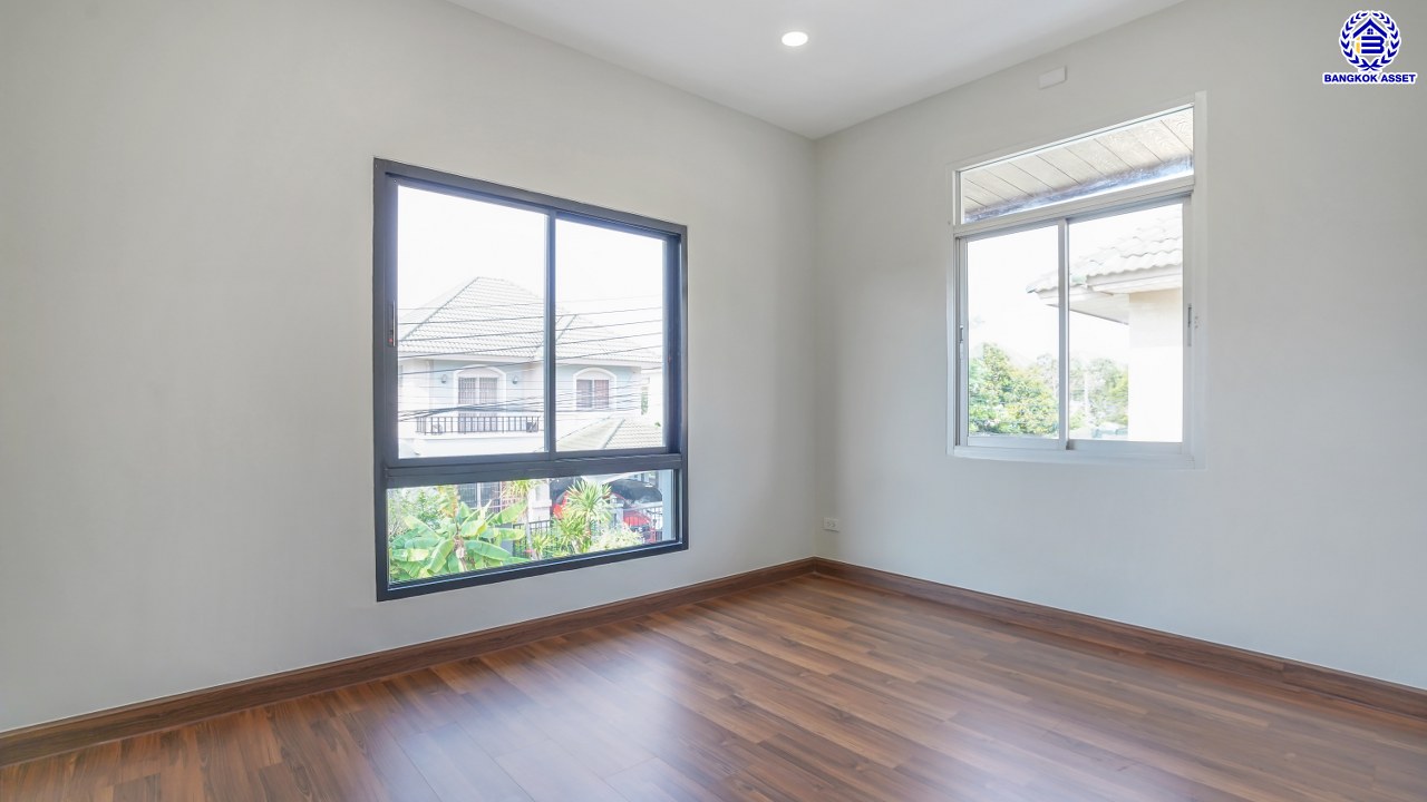 บ้านมือสองตกแต่งใหม่ ทำเลใกล้สนามบินดอนเมือง โครงการ กฤษณา แจ้งวัฒนะ-ดอนเมือง เนื้อที่ 56 ตร.ว. พื้นที่ใช้สอย 211.72 ตร.ม. ฟังก์ชัน 3 ห้องนอน 3 ห้องน้ำ 2 ที่จอดรถ ทำเลเยี่ยมเชื่อมสู่ใจกลางเมือง ใกล้ทางด่วนศรีสมาน และรถไฟฟ้าสายสีแดง (สายอนาคต) "สถานีดอนเมือง"