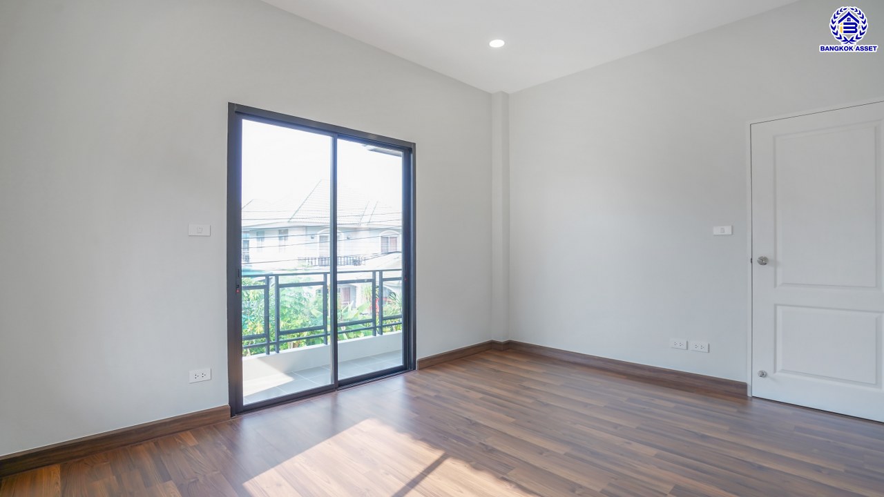 บ้านมือสองตกแต่งใหม่ ทำเลใกล้สนามบินดอนเมือง โครงการ กฤษณา แจ้งวัฒนะ-ดอนเมือง เนื้อที่ 56 ตร.ว. พื้นที่ใช้สอย 211.72 ตร.ม. ฟังก์ชัน 3 ห้องนอน 3 ห้องน้ำ 2 ที่จอดรถ ทำเลเยี่ยมเชื่อมสู่ใจกลางเมือง ใกล้ทางด่วนศรีสมาน และรถไฟฟ้าสายสีแดง (สายอนาคต) "สถานีดอนเมือง"