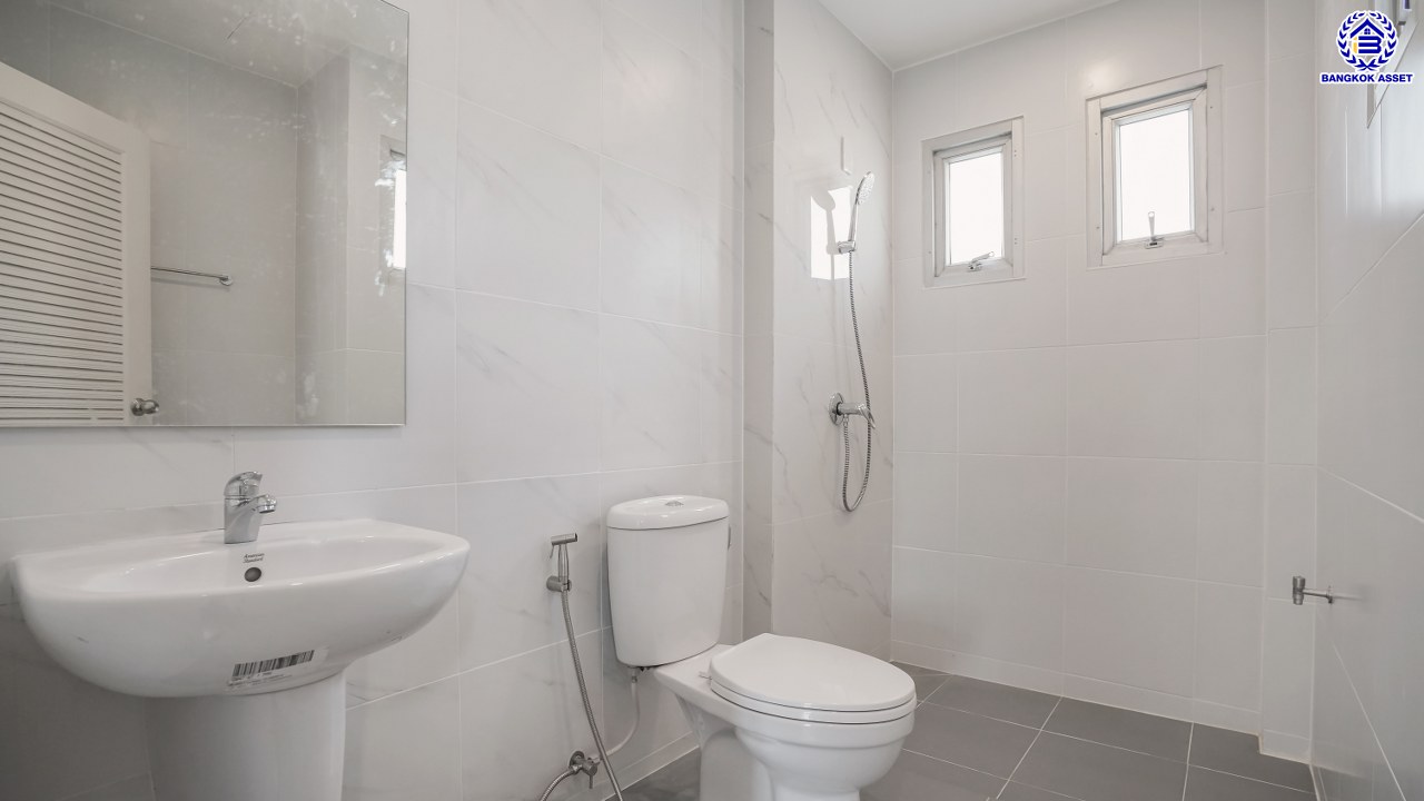 บ้านมือสองตกแต่งใหม่ ทำเลใกล้สนามบินดอนเมือง โครงการ กฤษณา แจ้งวัฒนะ-ดอนเมือง เนื้อที่ 56 ตร.ว. พื้นที่ใช้สอย 211.72 ตร.ม. ฟังก์ชัน 3 ห้องนอน 3 ห้องน้ำ 2 ที่จอดรถ ทำเลเยี่ยมเชื่อมสู่ใจกลางเมือง ใกล้ทางด่วนศรีสมาน และรถไฟฟ้าสายสีแดง (สายอนาคต) "สถานีดอนเมือง"