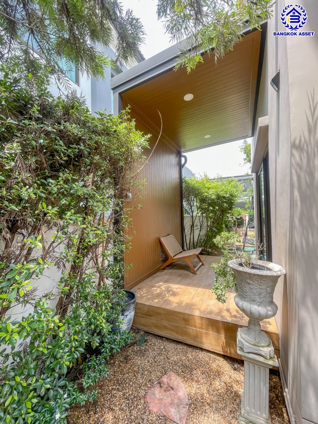 *****บ้านเดี่ยวมือสองกรุงเทพ โครงการ เซนโทร รามอินทรา-จตุโชติ เนื้อที่ 58.10 ตร.ว. พื้นที่ใช้สอย 225 ตร.ม. ฟังก์ชัน 4 ห้องนอน 3 ห้องน้ำ 2 ที่จอดรถ บนทำเลเดินทางสะดวก เชื่อมต่อถนนจตุโชติ, ถนนสุขาภิบาล5, ถนนหทัยราษฎร์, ถนนรัชดา-รามอินทรา ใกล้จุดขึ้นทางด่วน "รามอินทรา-อาจณรงค์(ฉลองรัช)" และ ใกล้แฟชั่นไอส์แลนด์, เดอะพรอมานาด