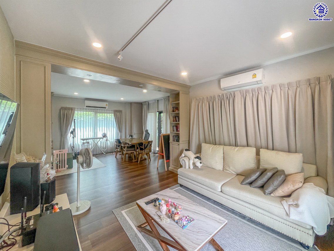 *****บ้านเดี่ยวมือสองกรุงเทพ โครงการ เซนโทร รามอินทรา-จตุโชติ เนื้อที่ 58.10 ตร.ว. พื้นที่ใช้สอย 225 ตร.ม. ฟังก์ชัน 4 ห้องนอน 3 ห้องน้ำ 2 ที่จอดรถ บนทำเลเดินทางสะดวก เชื่อมต่อถนนจตุโชติ, ถนนสุขาภิบาล5, ถนนหทัยราษฎร์, ถนนรัชดา-รามอินทรา ใกล้จุดขึ้นทางด่วน "รามอินทรา-อาจณรงค์(ฉลองรัช)" และ ใกล้แฟชั่นไอส์แลนด์, เดอะพรอมานาด